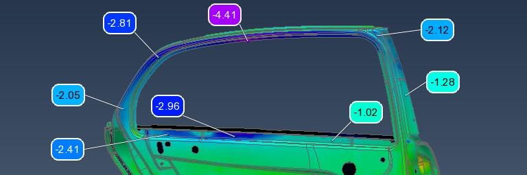 3D-Qualitätskontrolle einer Autotür. 3D-Farbvergleich mit Abweichungsbeschriftungen.