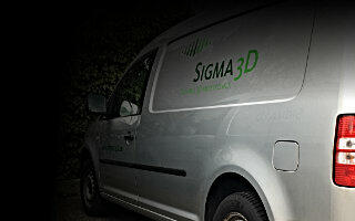 Lieferung sigma3D - Seite und Heck eines silbernes Firmenfahrzeug mit sigma3D Logo.